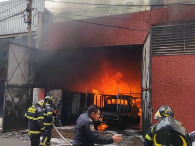 Arde una fábrica de muebles en Iztapalapa; evacuan a 30 personas