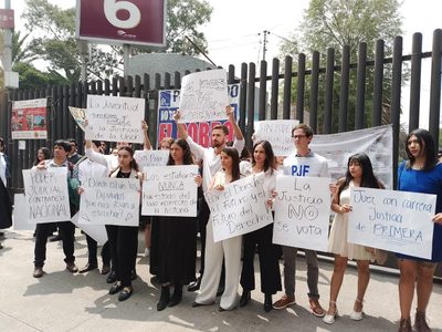 Estudiantes protestan en Ciudad Deportiva ante cambio de sede para discutir reforma a Poder Judicial