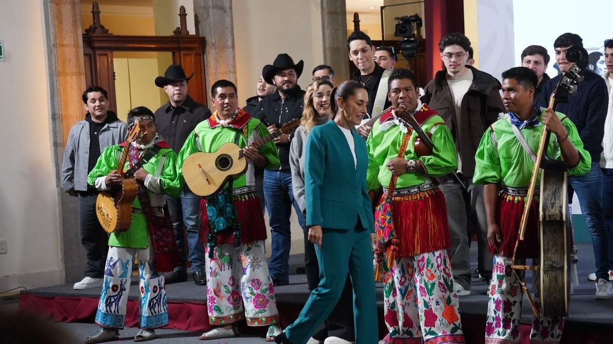 La presidenta durante la presentación del Himno Migrante en la "mañanera del pueblo"