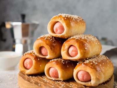 Salchichas con masa de hojaldre y extra queso: la imperdible receta que tenés que hacer este domingo