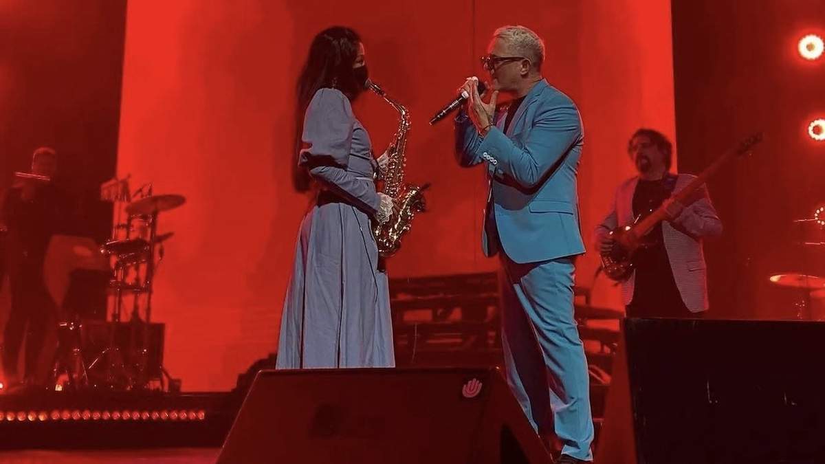 La saxofonista mexicana y el cantautor español