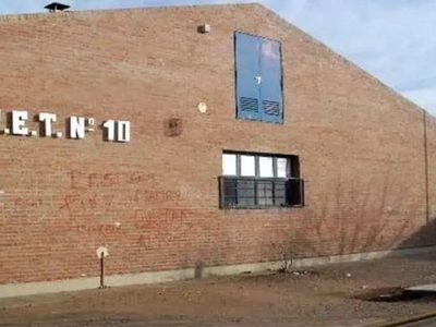 Comunidad educativa de la EPET N.º 10 de Plaza Huincul se reunió para reclamar por seguridad