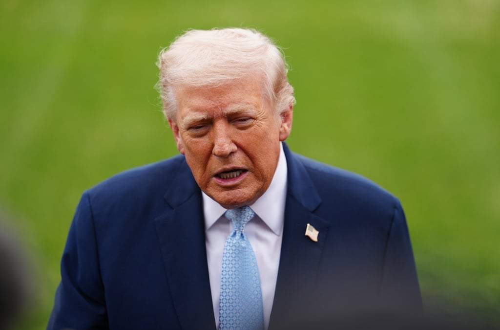 El presidente Donald Trump habla con los periodistas antes de partir en el helicóptero presidencial Marine One desde el jardín sur de la Casa Blanca, el viernes 20 de marzo de 2026, en Washington