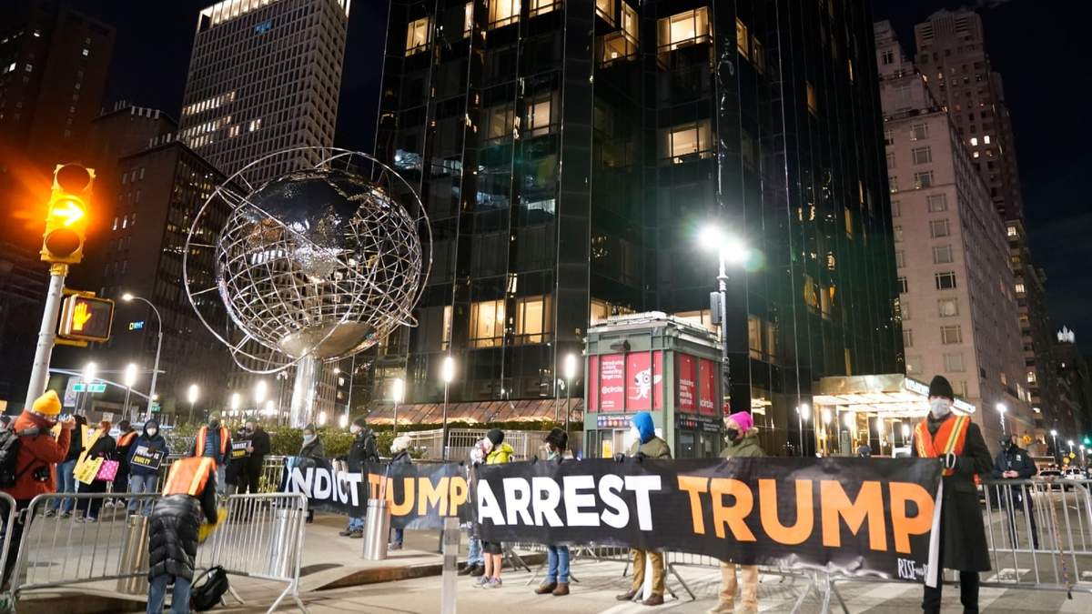 Opositores al presidente Donald Trump protestan frente al hotel que lleva su nombre en Nueva York.