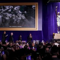 Kobe Bryant inmortalizado en estatua de bronce afuera de la arena de Los Lakers