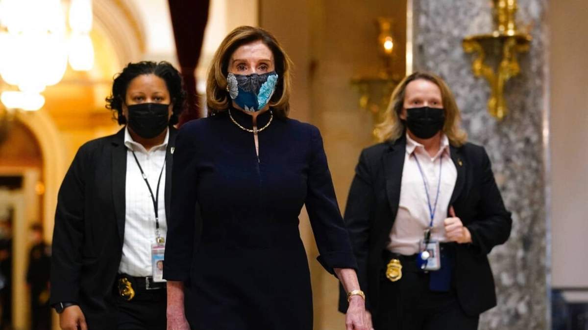 Nancy Pelosi, presidenta de la Cámara de Representantes, camina rumbo a la sesión de este miércoles