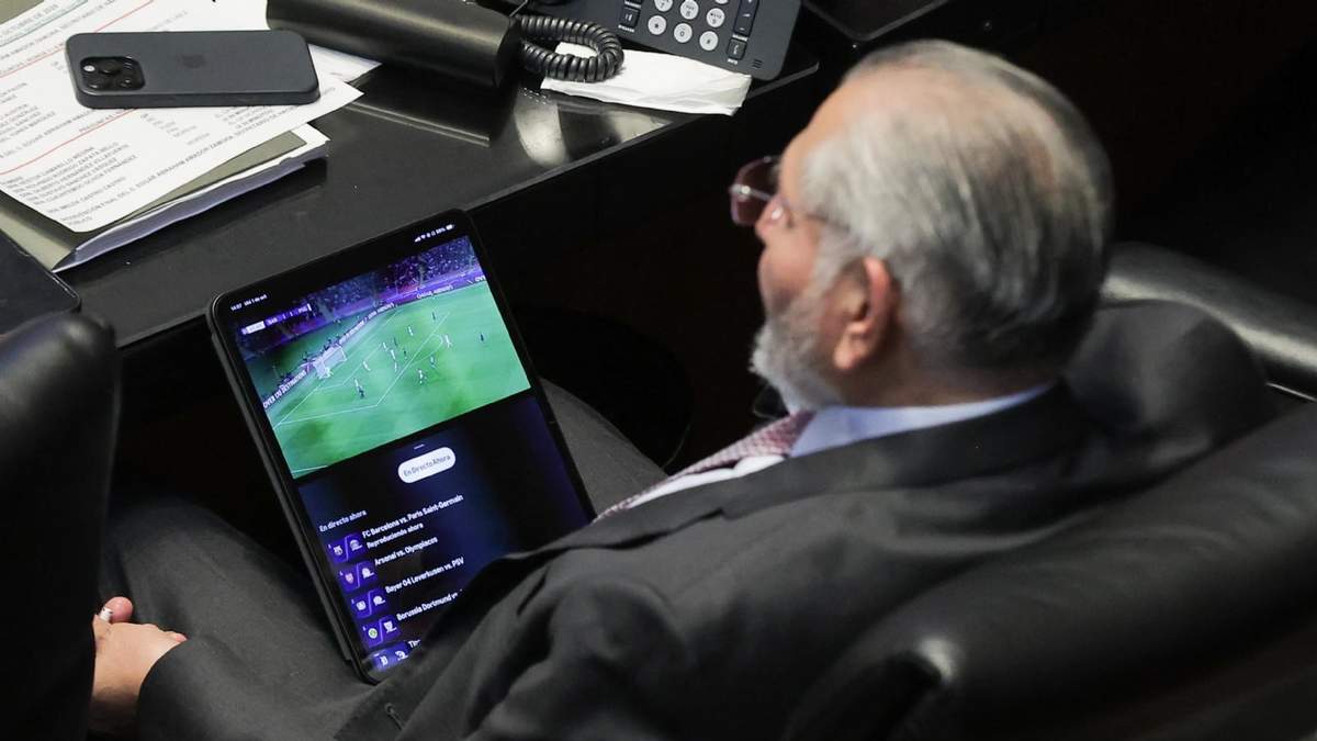 Adán Augusto López viendo el futbol en la sesión del Senado