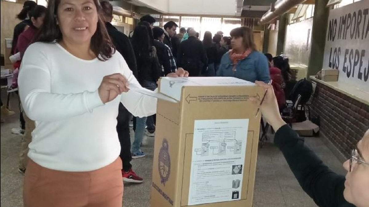 Gladys Aballay emitió su voto en el Cpem 23 de Neuquén. Fuente: (Prensa Libres del Sur)