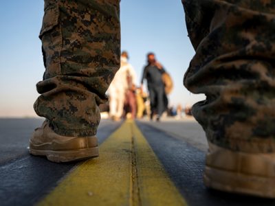 Suben los muertos por los atentados en el aeropuerto de Kabul: continúan las evacuaciones