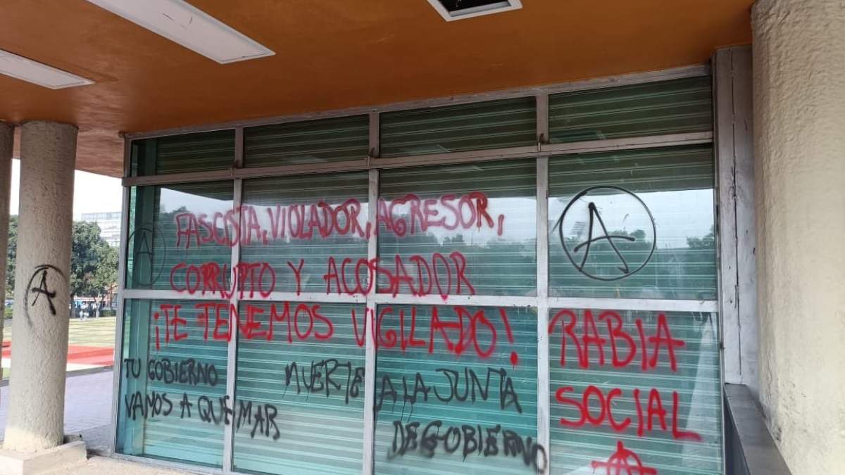 Pintas en el edificio de Rectoría
