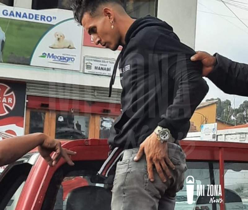Uno de los dos asaltantes detenidos por la multitud y que posteriormente fueron linchados