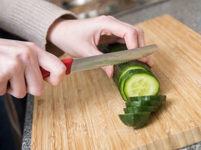 El truco rápido y con pocos ingredientes para limpiar tu tabla para cortar y dejarla impecable