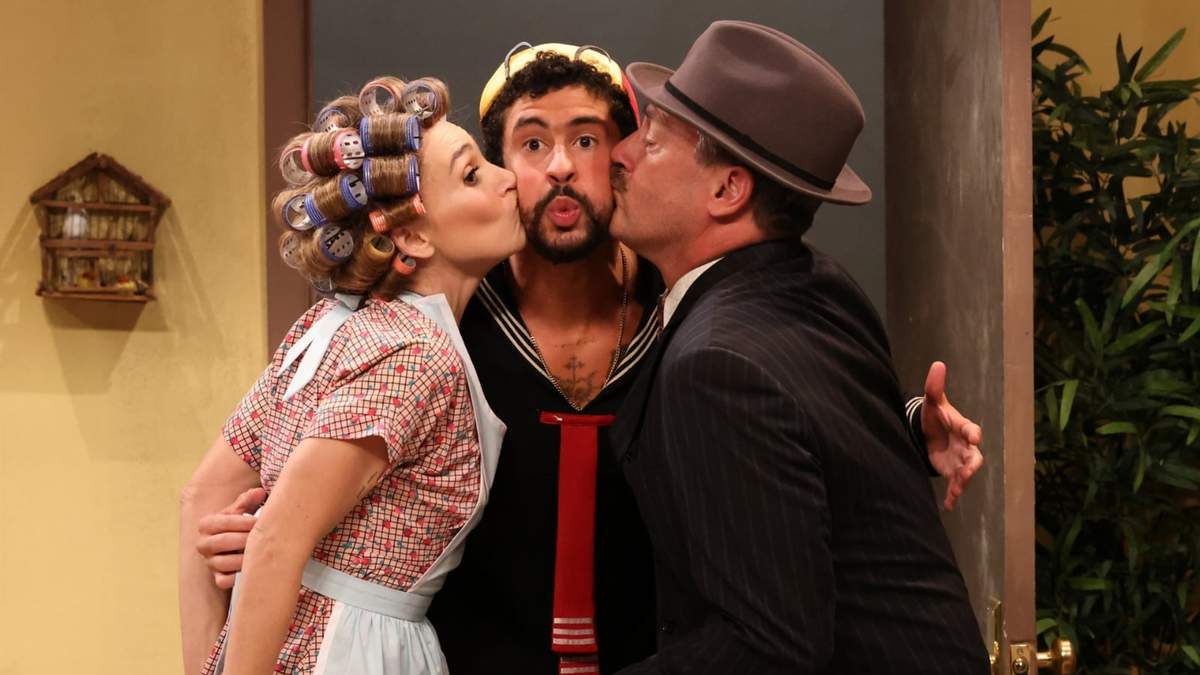 Chloe Fineman, Bad Bunny y Jon Hamm durante el sketch de "El Chavo del Ocho" en Saturday Night Live