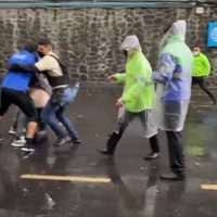 Afición del Cruz Azul protagonizó una trifulca con elementos de seguridad en el Estadio Azteca