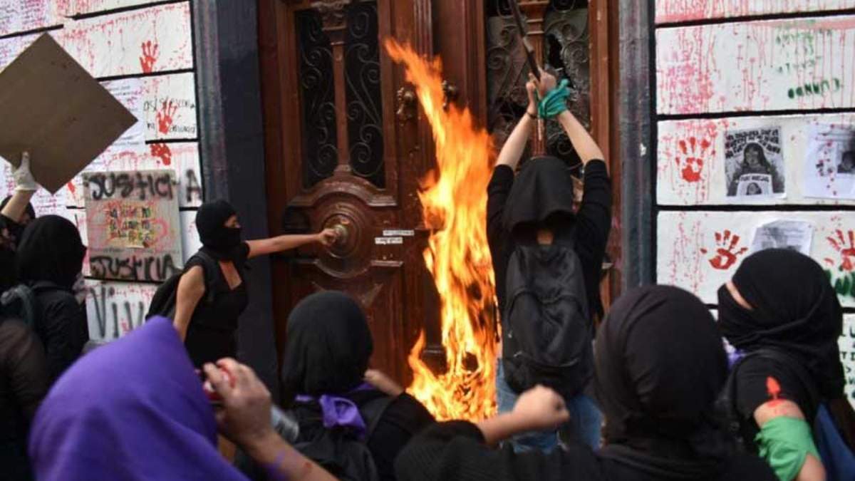 Mujeres protestan en el Congreso de Puebla en el 8M