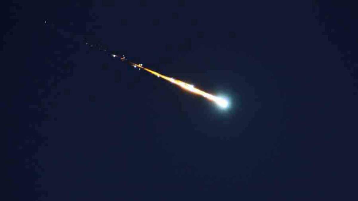 Un meteoro cruza la atmósfera (imagen ilustrativa). Fuente: (Twitter)