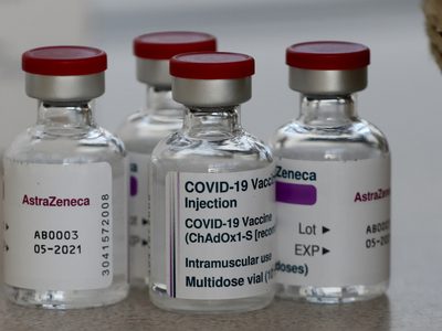 Agosto, el mes de las segundas dosis: cuántas vacunas de AstraZeneca llegarán hoy