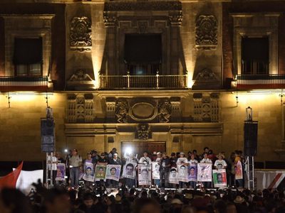 "Por el amor a nuestros hijos, seguimos de pie”: padres de los 43 de Ayotzinapa al concluir marcha