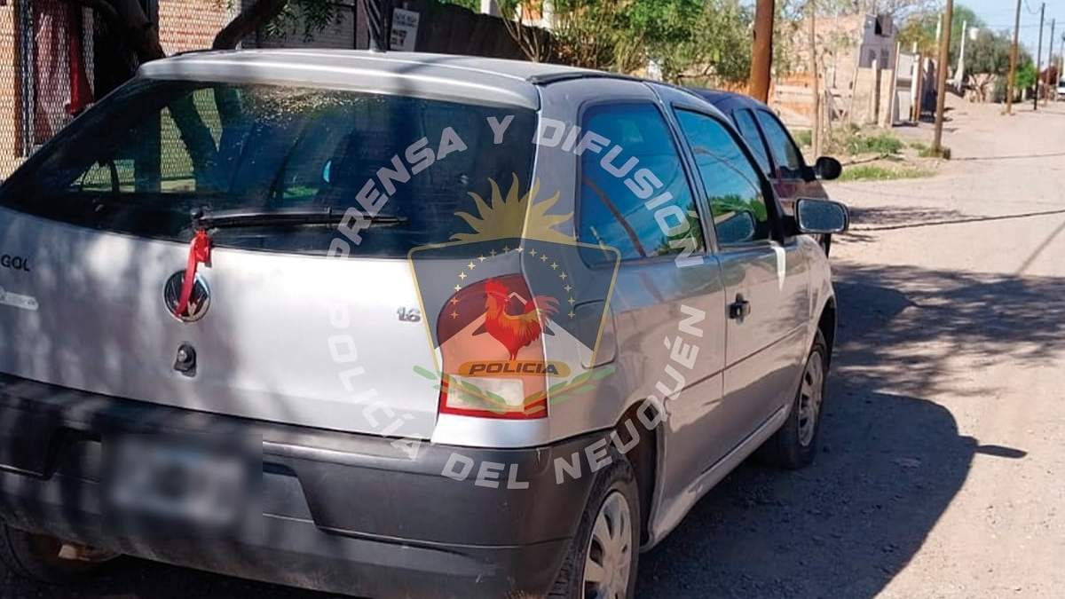 El VW Gol gris desde el cual se realizaron los disparos. Fuente (Policía de Neuquén)