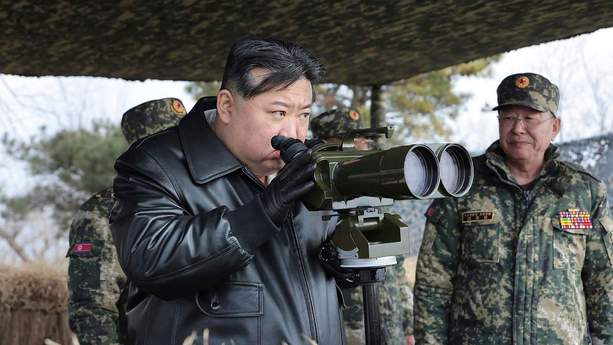 El mandatario norcoreano Kim Jong Un, a la izquierda, supervisa ejercicios de artillería, el jueves 7 de marzo