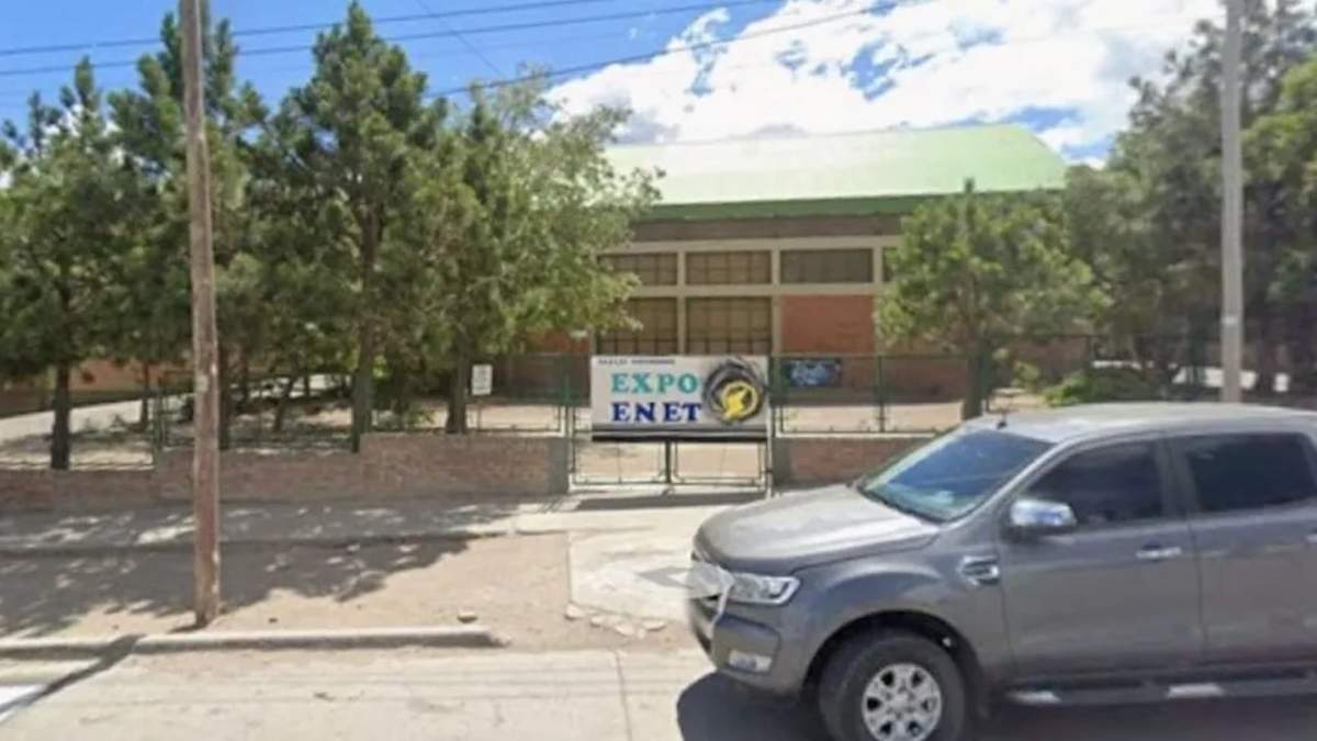 Golpeó a dos profesoras que le habían sacado un vapeador su hijo