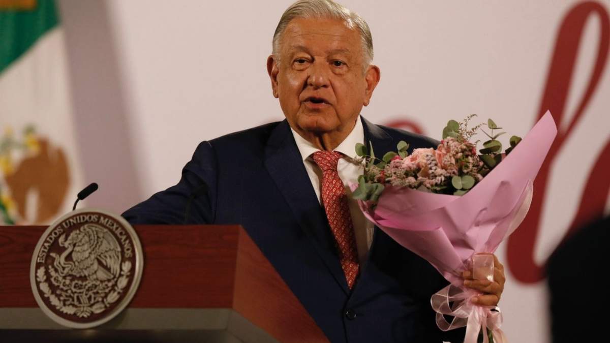 AMLO festeja el Día de las Madres con flores y mariachis en la mañanera