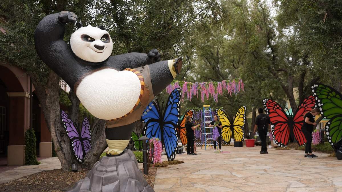 Una estatua del personaje animado Po, de las películas "Kung Fu Panda", en las instalaciones de DreamWorks Animation en Glendale, California