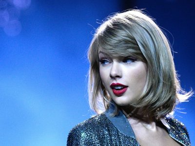 ¡Con mucha emoción! Taylor Swift interpretó por primera vez en vivo la canción dedicada a su madre