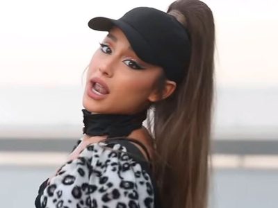 ¡En plena alfombra roja! Ariana Grande protagonizó uno de los grandes momentos de la noche