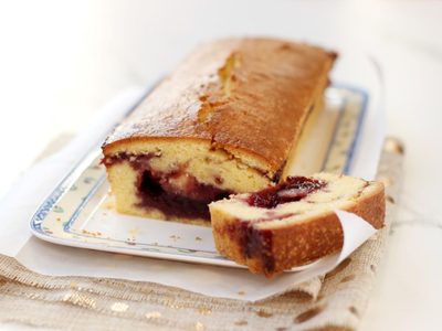 Si tenés mermelada de frutilla en casa, prepará este increíble budín matero sin azúcar y sin gluten