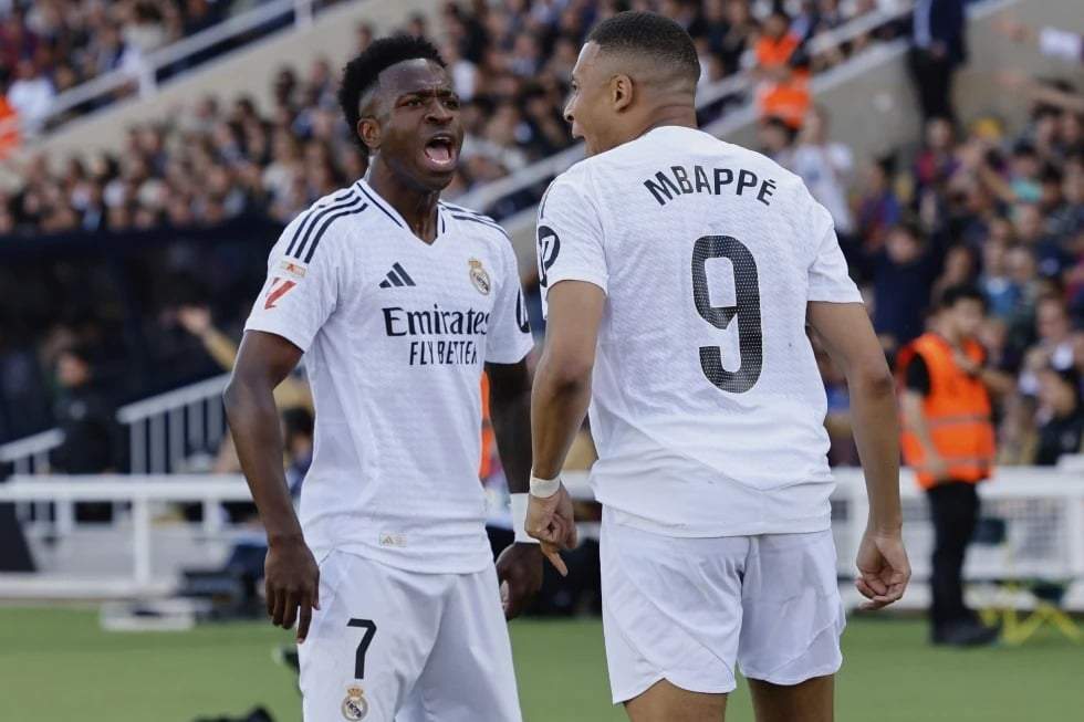 Vinicius Junior, del Real Madrid, a la izquierda, y Kylian Mbappé celebran tras un gol durante el partido de La Liga entre el Barcelona y el Real Madrid en Barcelona, ??España, el domingo 11 de mayo de 2025.