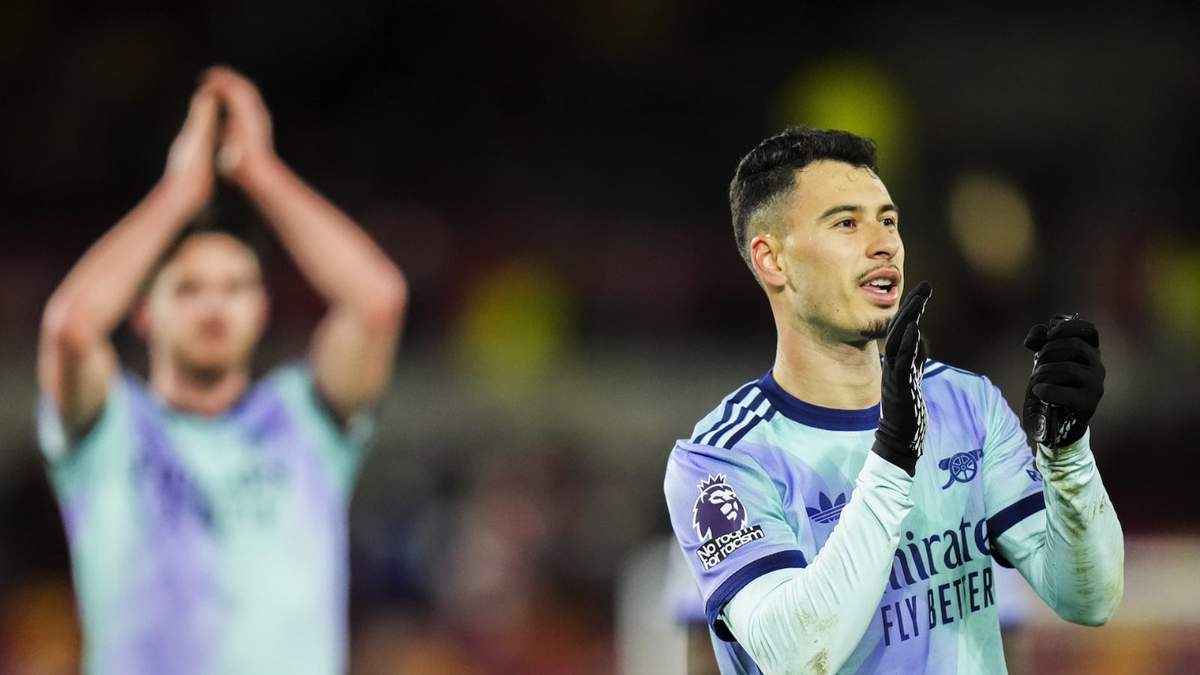 Gabriel Martinelli, del Arsenal, aplaude después del partido de fútbol de la Liga Premier entre Brentford y Arsenal