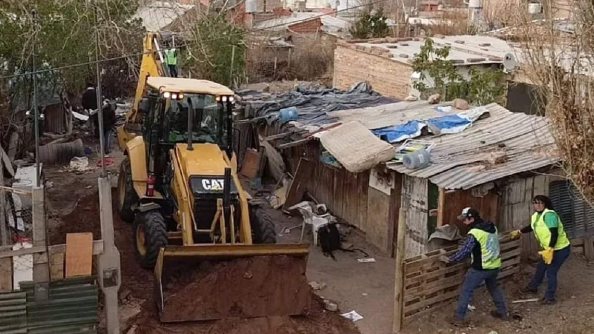 Una topadora en plena acción para derribar un inmueble donde funcionó un kiosco de narcomenudeo. Fuente (Neuquén Informa)