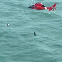 Rescatan a un hombre aferrado a una nevera en alta mar frente a la costa de Florida tras paso de Mil