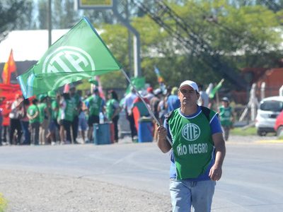 Con un bloqueo total de puentes, ATE Río Negro anunció un nuevo paro