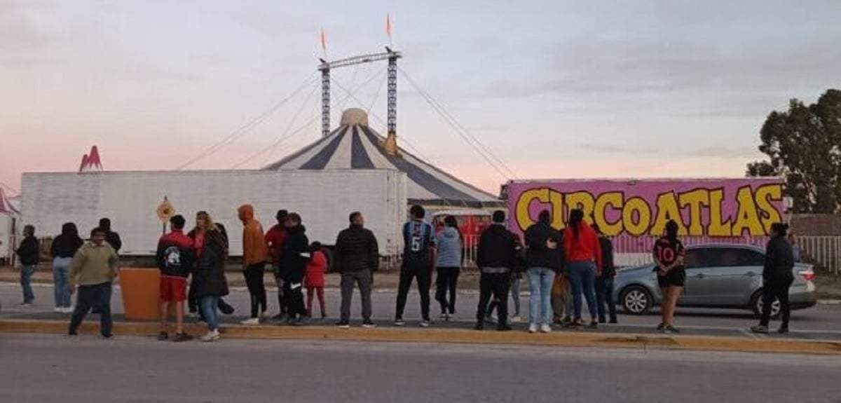 Los padres reclamaron la clausura del circo Atlas. Fuente (Catriel25Noticias)