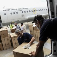 Lucha contra el coronavirus: aviones militares llevaron respiradores y ecógrafos al Norte argentino
