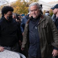 Steve Bannon, exasesor de Trump, se entrega al FBI; podría pasar un año en prisión