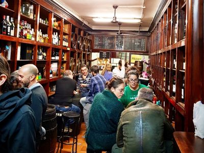 Barcelona: en medio del rebrote, buscan proteger pequeñas bodegas