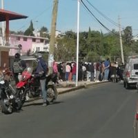 Habitantes de Tianguistenco linchan al presunto secuestrador de una maestra