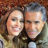 Yanet García y Raúl Araiza a los besos en el momento más inoportuno ¿Era necesario?