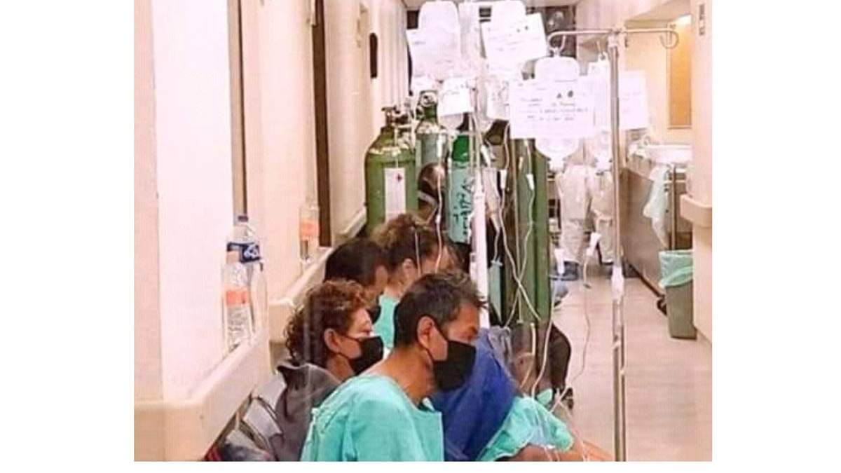 Pacientes con covid en espera de una cama.
