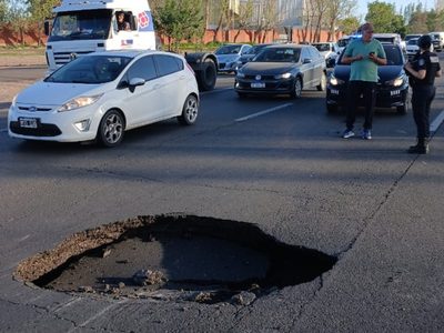 Acceso Sur: cortaron el tránsito por un enorme socavón