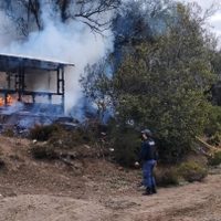 Incendio en Villa Pehuenia destruyó una estructura y amenazó el bosque nativo