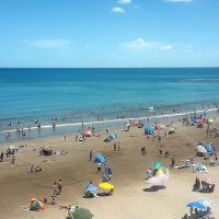 La gente colmó las playas en Las Grutas, con escaso cumplimiento de los protocolos