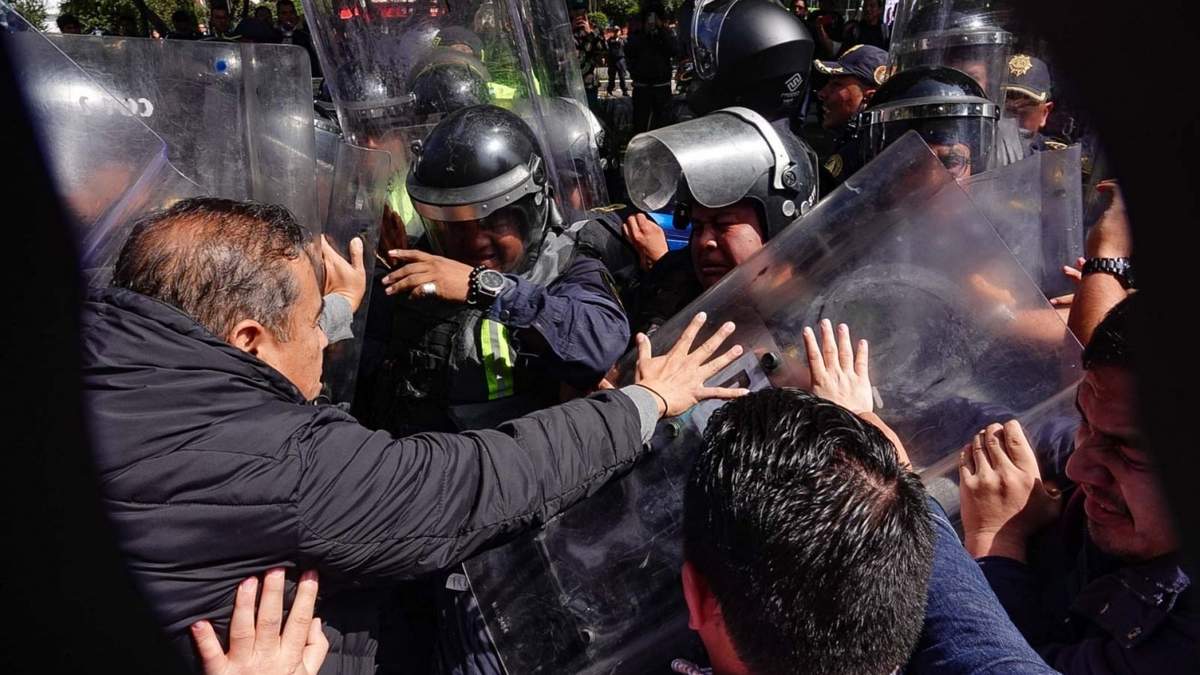 Choque de policías con manifestantes