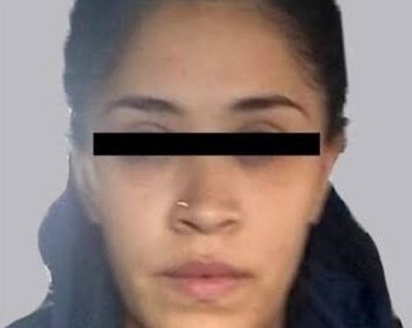 Balean a mujer en carnaval de la colonia Santa Cruz Meyehualco, Iztapalapa