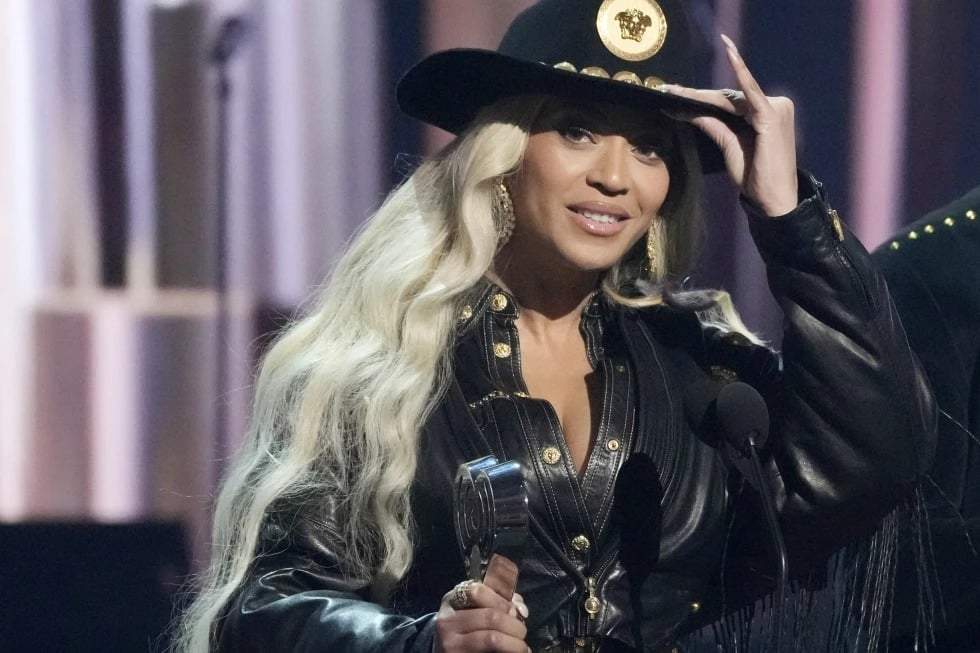 Beyoncé, a la izquierda, acepta el Premio a la Innovadora durante los Premios Musicales iHeartRadio, el 1 de abril de 2024, en el Teatro Dolby de Los Ángeles.