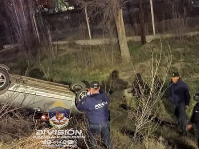 Una mujer resultó ilesa de un impactante vuelco en la Ruta 22