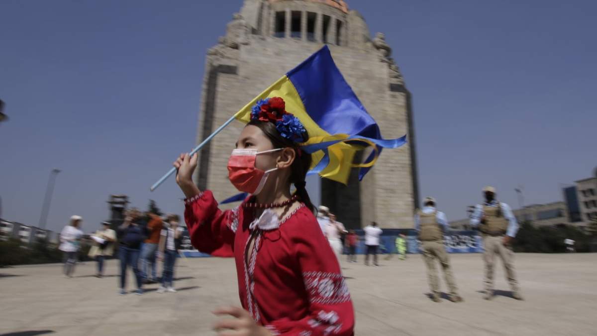 Ucranianos residentes en México protestan contra la invasión rusa